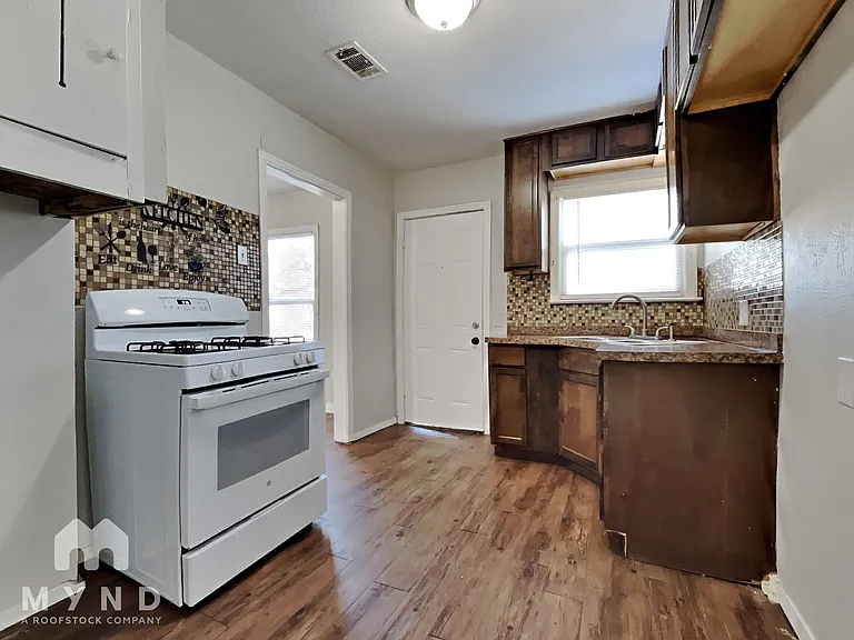 321 Edgefield Dr — Photo 5