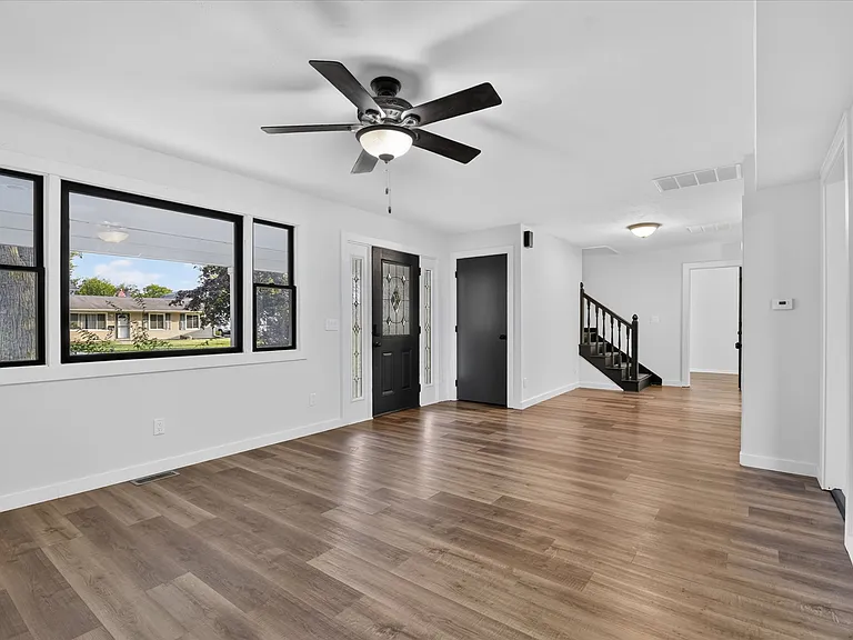 611 Greenfield Dr — Photo 4