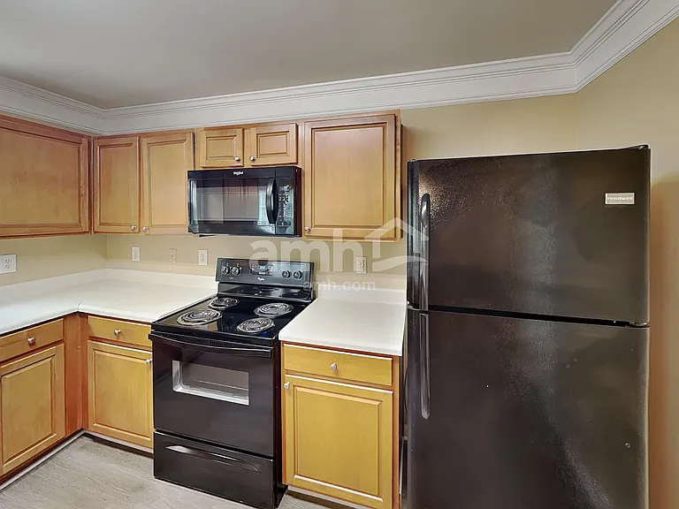 2485 Sheldon Pl — Photo 3
