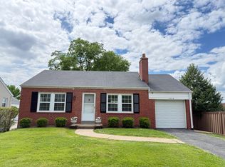 1049 N Taylor Ave, Saint Louis, MO 63122