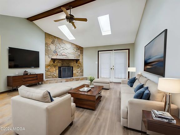 5th image of 102 Crestwood Ct