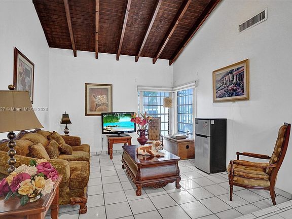 4th image of 1021 SW 88th Ct