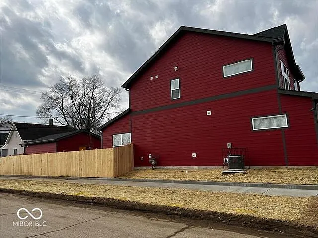 1037 W 18th St — Photo 24