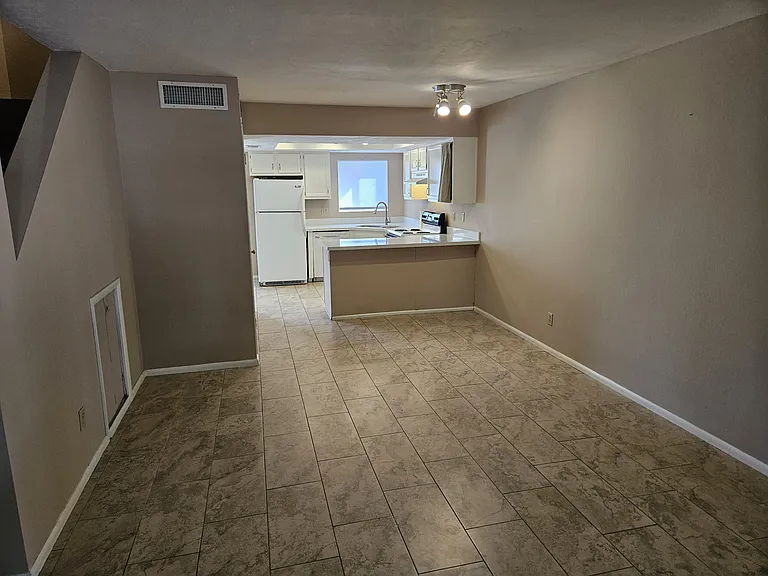 1055 W 5th St #2 — Photo 12
