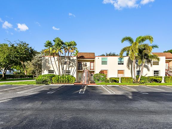 3rd image of 7 Willowbrook Lane #101