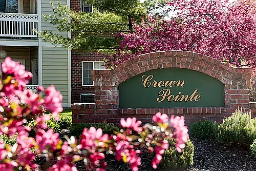 Crown Pointe Apartments — Photo 8