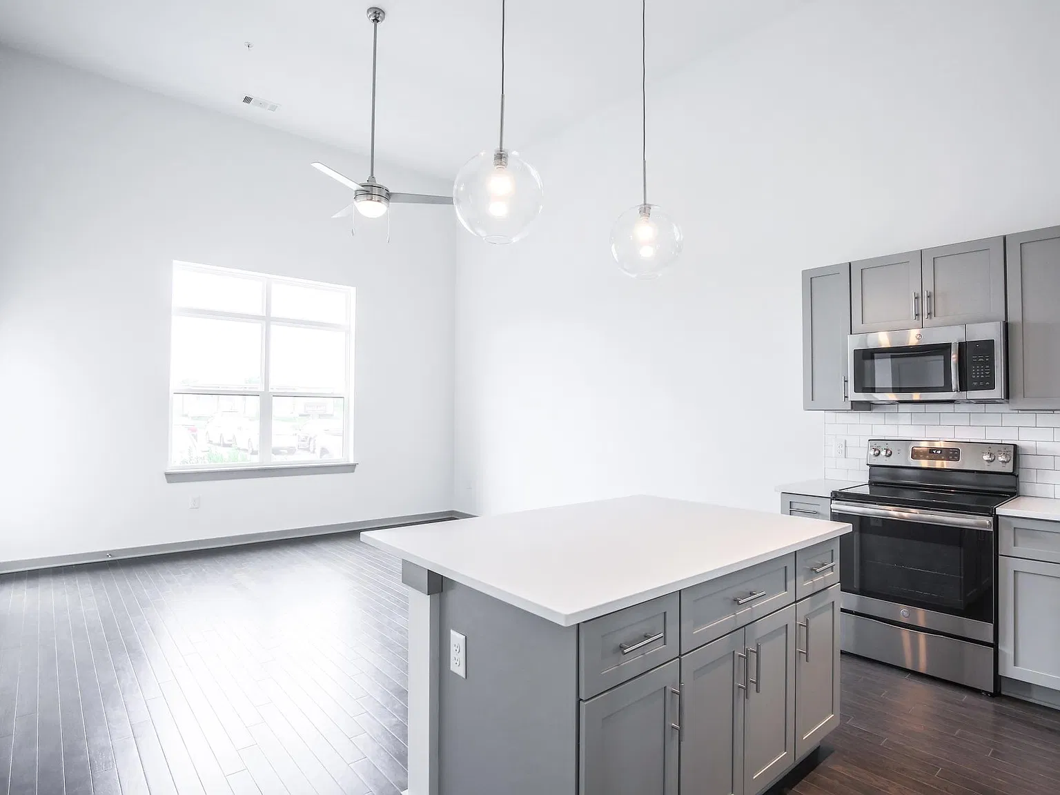 1 bed, 887 sqft, $1,799 — Photo 4