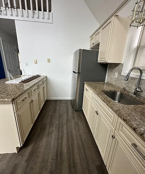144 Lakeview Dr — Photo 1