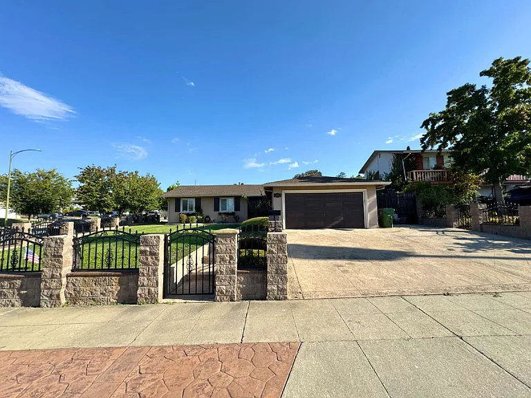 2494 Lone Oak Dr — Photo 2