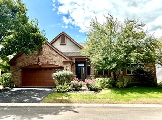 4 Greenbrier Ct, Lake In The Hills, IL 60156