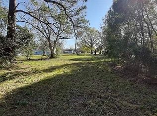 6701 32nd St, Groves, TX 77619