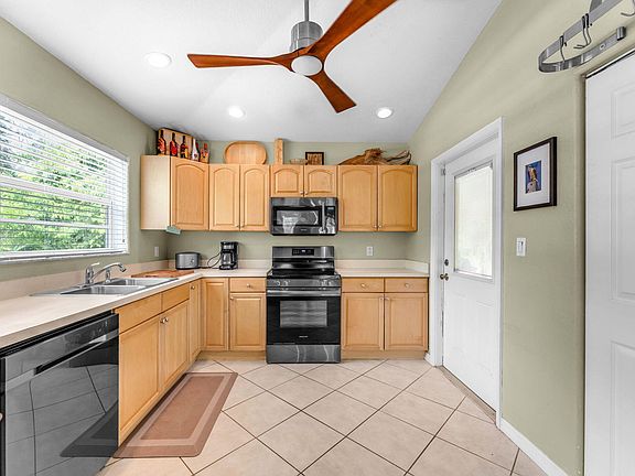 5th image of 547 Plante St
