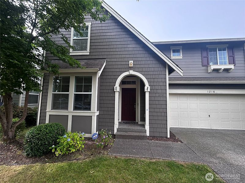 4th image of 1218 32nd Street NE