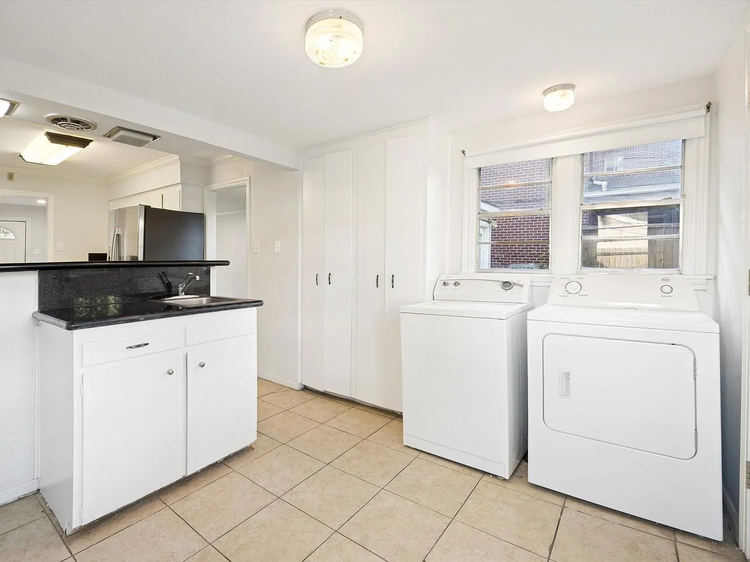 3 bed, 1.0 bath, 1706 sqft, $2,450 — Photo 3
