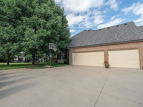 5th image of 4811 N Lakewood Dr