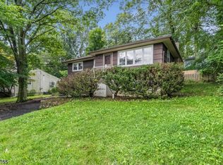 28 Mast Rd, Hopatcong, NJ 07843
