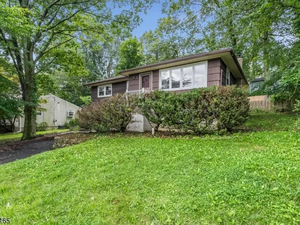 28 Mast Rd, Hopatcong Boro, NJ 07843