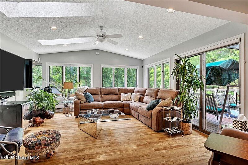 5th image of 52 Bentwood Court