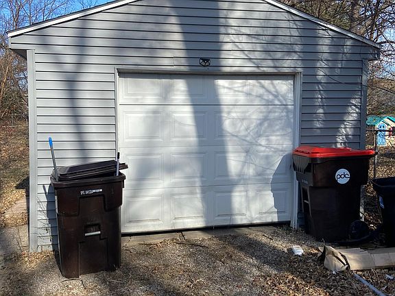 3rd image of 1011 W Crestwood Dr