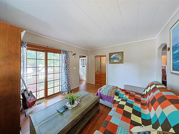 3rd image of 304 Lorne Ave