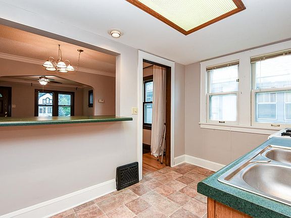 5th image of 4226 28th Ave S