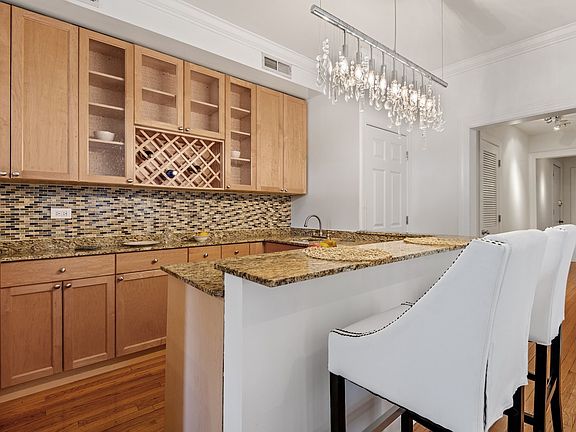 3rd image of 4414 N Malden St APT 3S