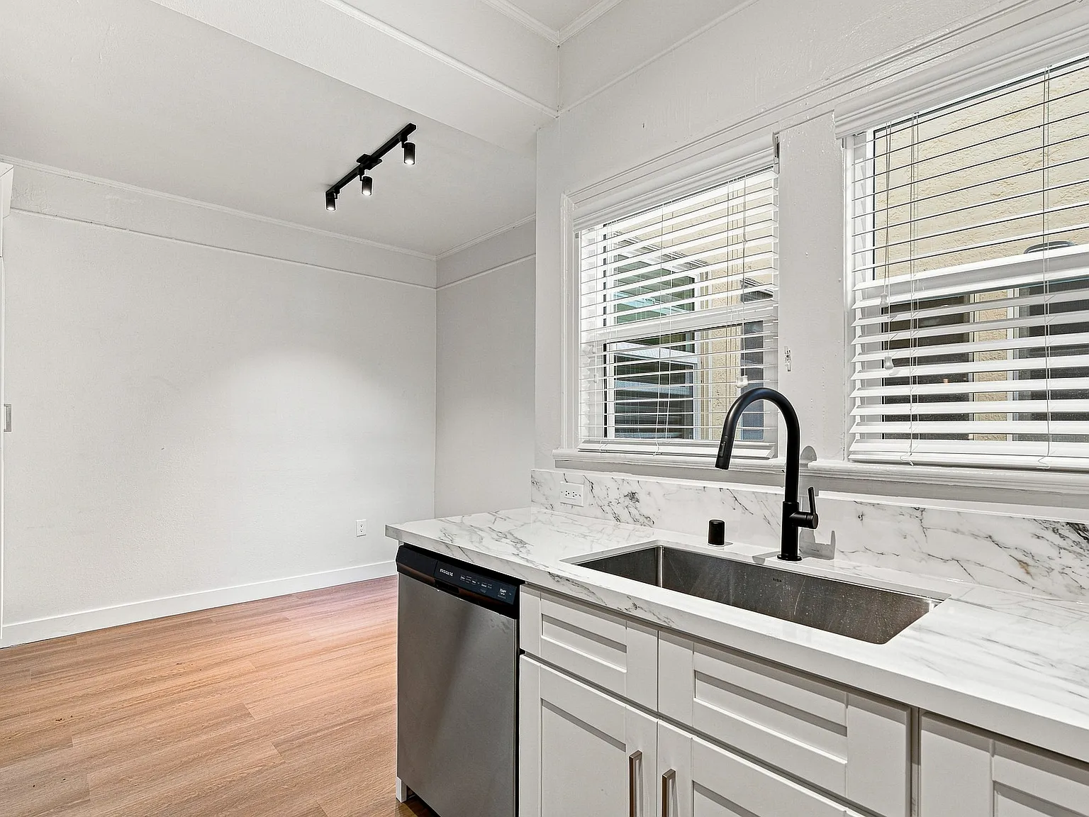 2 bed, 900 sqft, $2,562 — Photo 2