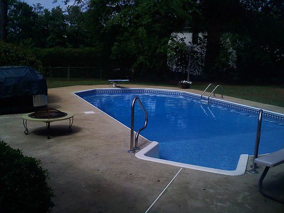 pool w/diving board