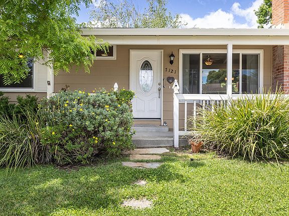 3rd image of 7121 Oak Leaf Drive
