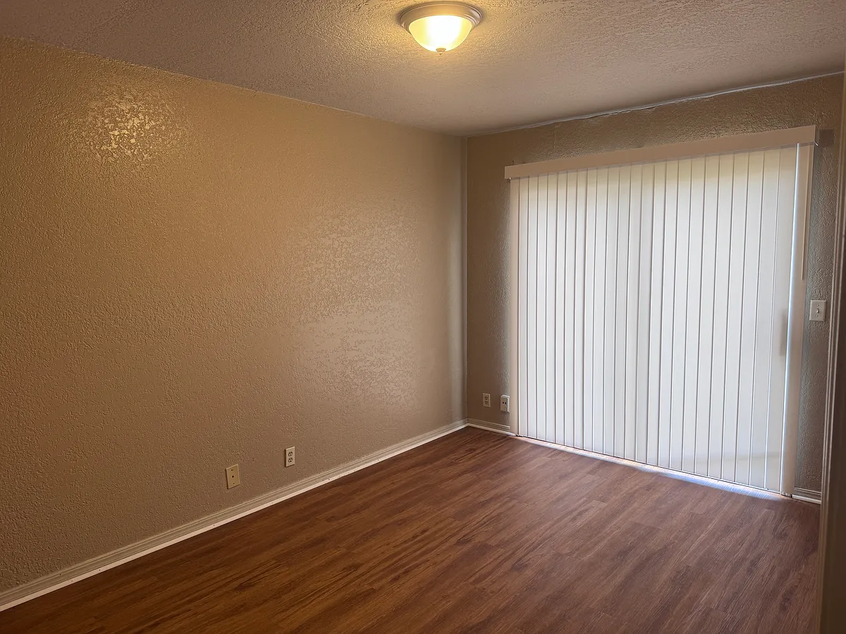 Building Photo - 417 Chartrand Ave #B