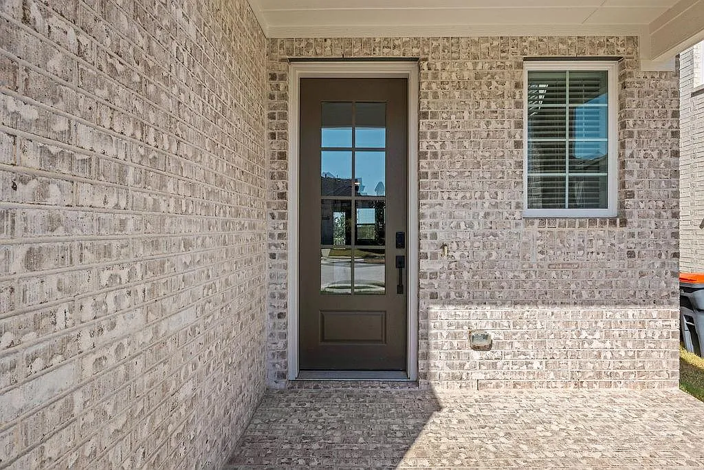 4 bed, 2.5 bath, 2375 sqft, $2,400 — Photo 2
