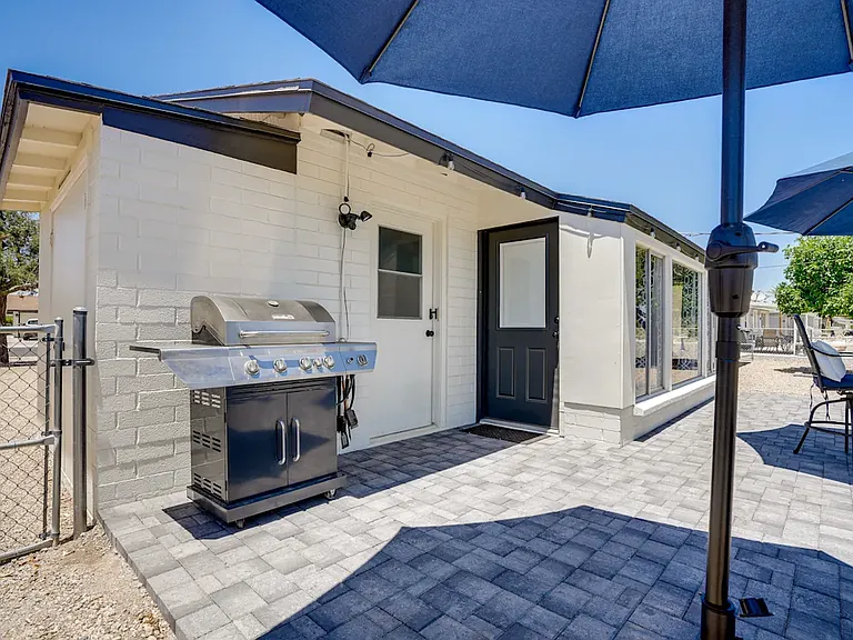 N Coggins Dr — Photo 18