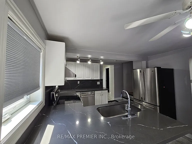 31 Compton Cres #MAIN 2ND — Photo 4