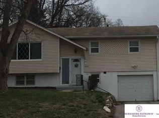 7121 Park Crest Dr, La Vista, NE 68128