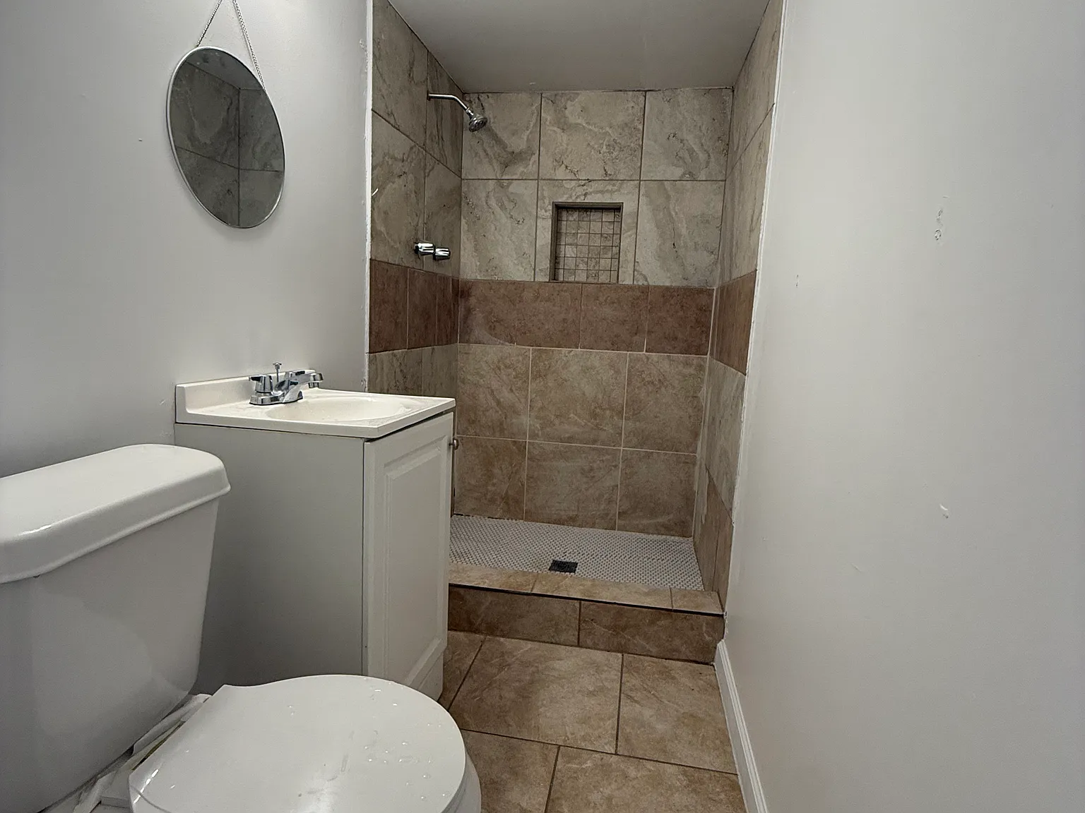 2600 S. Flores — Photo 1