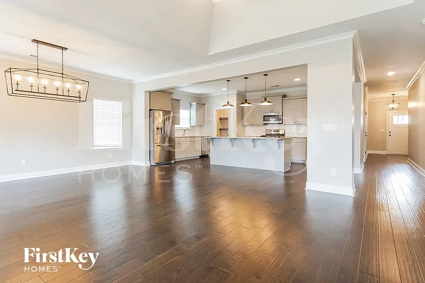 4 bed, 3.0 bath, 2582 sqft, $2,925 — Photo 3