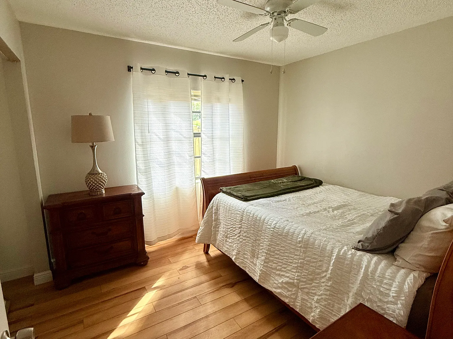 3 bed, 1100 sqft, $2,300 — Photo 2
