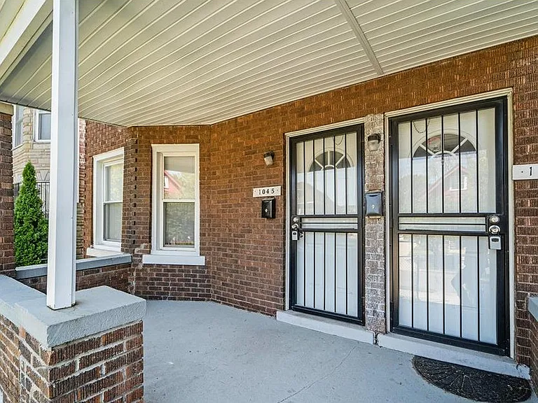 1045 Casgrain St — Photo 3