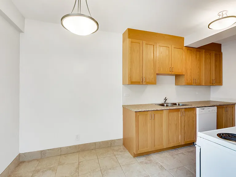 2100 Bathurst St #308 — Photo 53