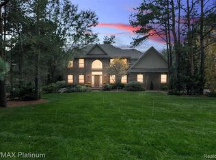 325 Lake Pines Dr, Brighton, MI 48114