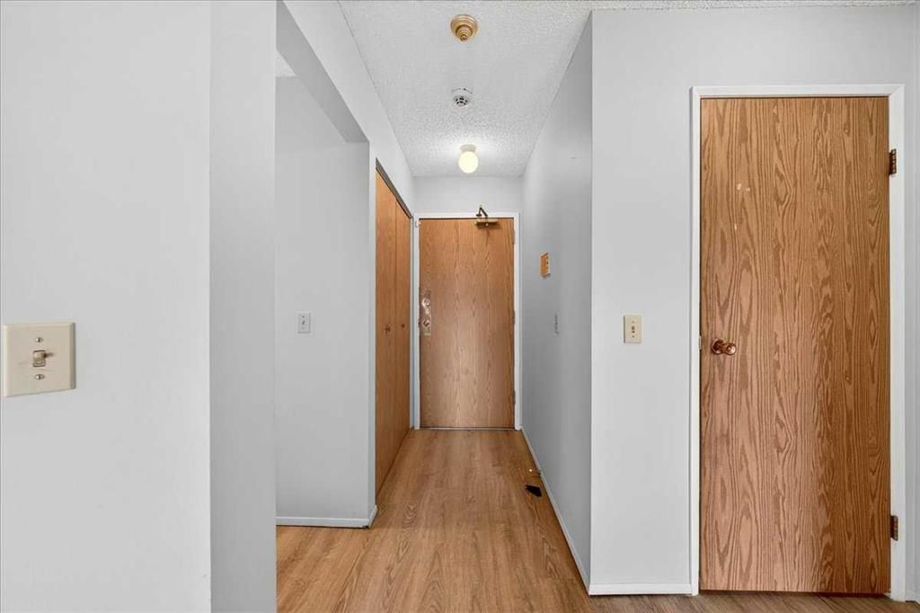 1712 W 38th St SE #203, Calgary, AB - View 6