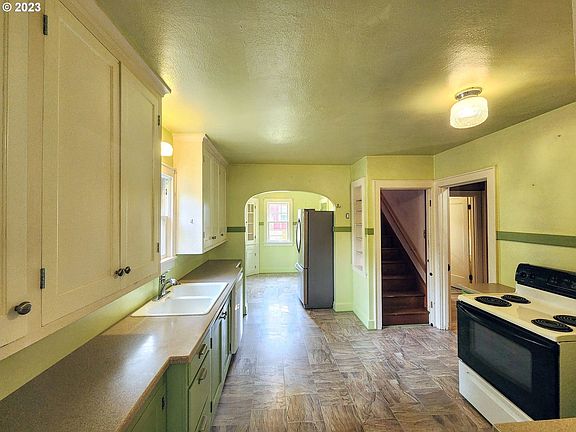 3rd image of 1125 5th St NE