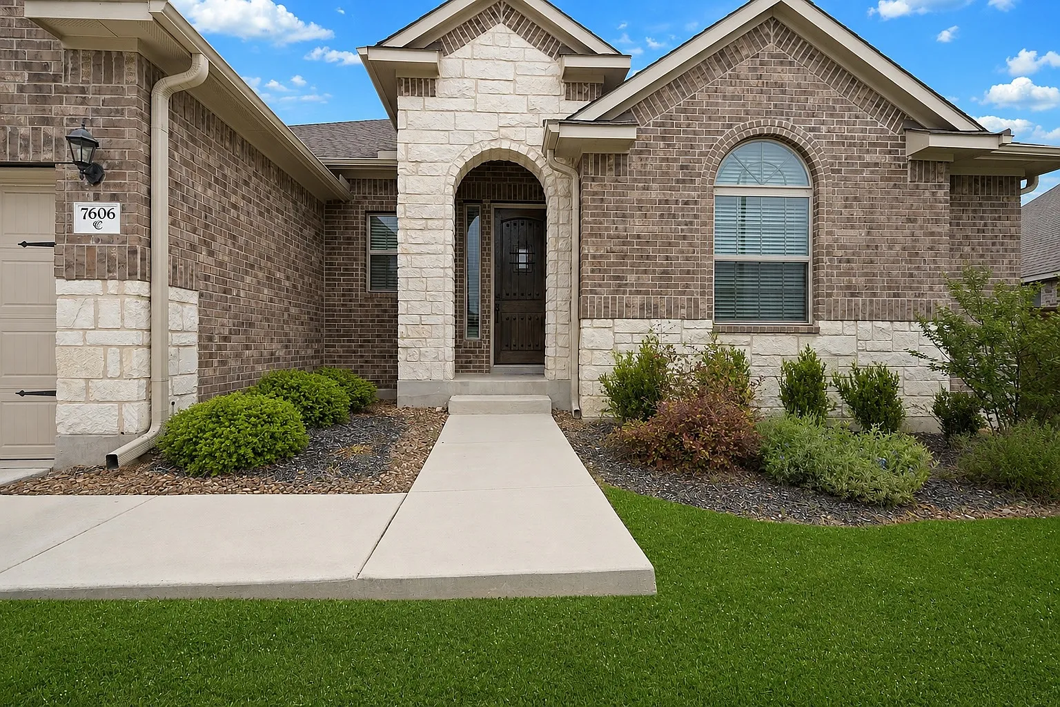 4 bed, 2522 sqft, $2,600 — Photo 1