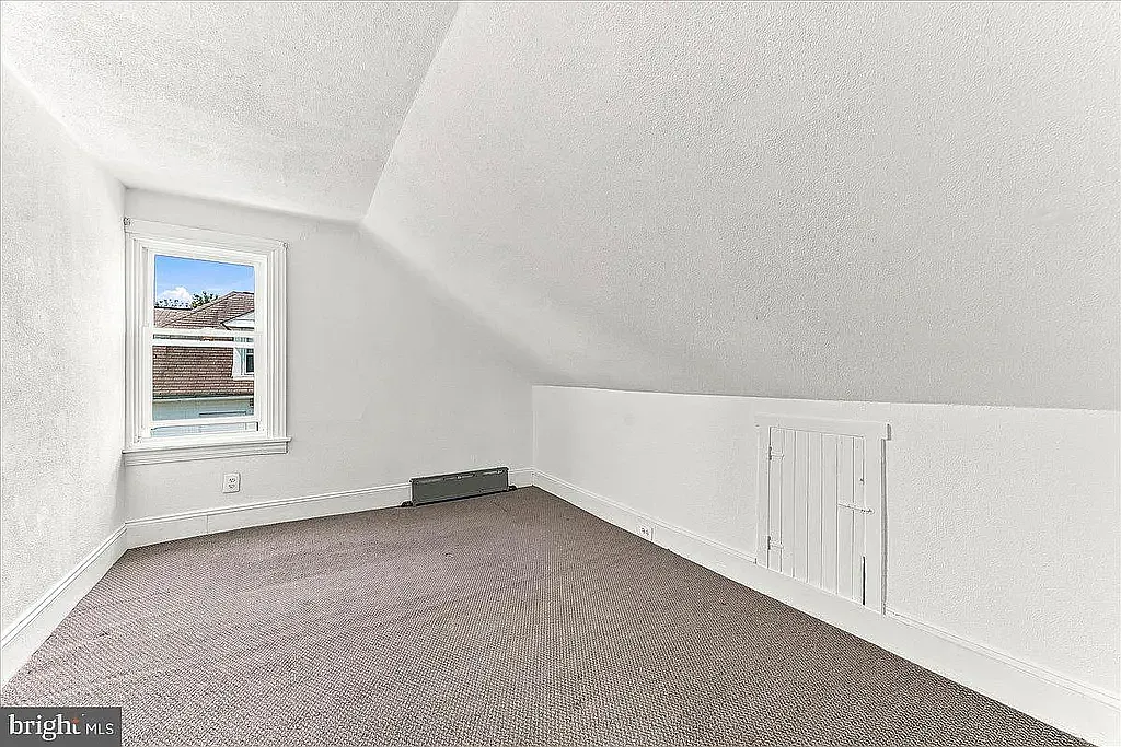 Top-Floor 1BR/1BA Apartment with Spacious Living Room — Photo 3