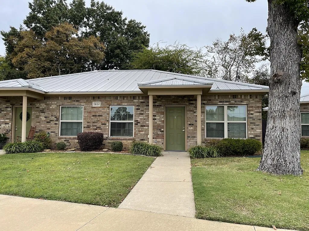 2 bed, 1.0 bath, 950 sqft, $1,425 — Photo 1