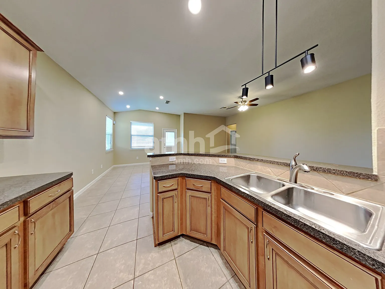 3 bed, 2.0 bath, 1618 sqft, $2,075 — Photo 4