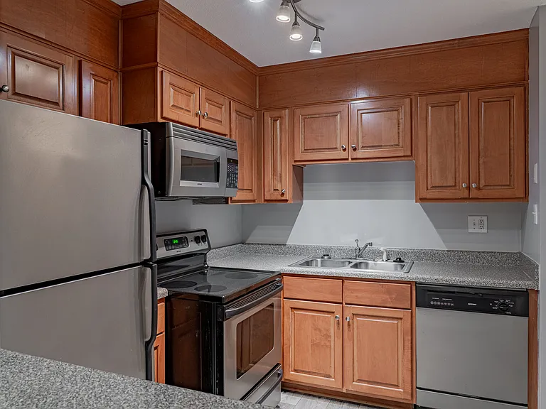 Sterling Glenwood Apartments — Photo 8