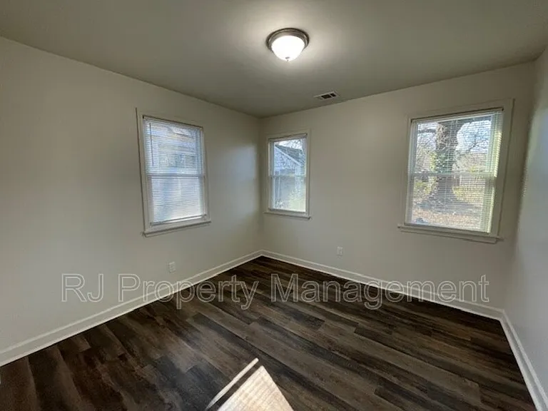 929 Birch St — Photo 14