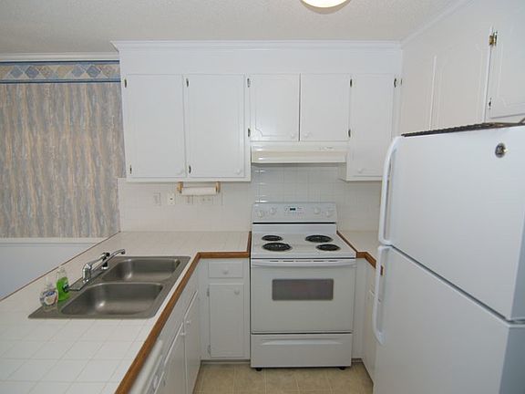 4th image of 3901 Sterling Pointe Dr Unit Ee3