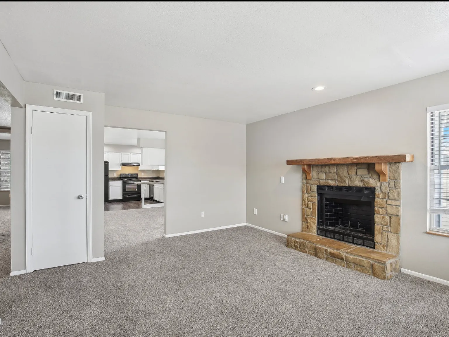 Hidden Hills Apartments — Photo 2
